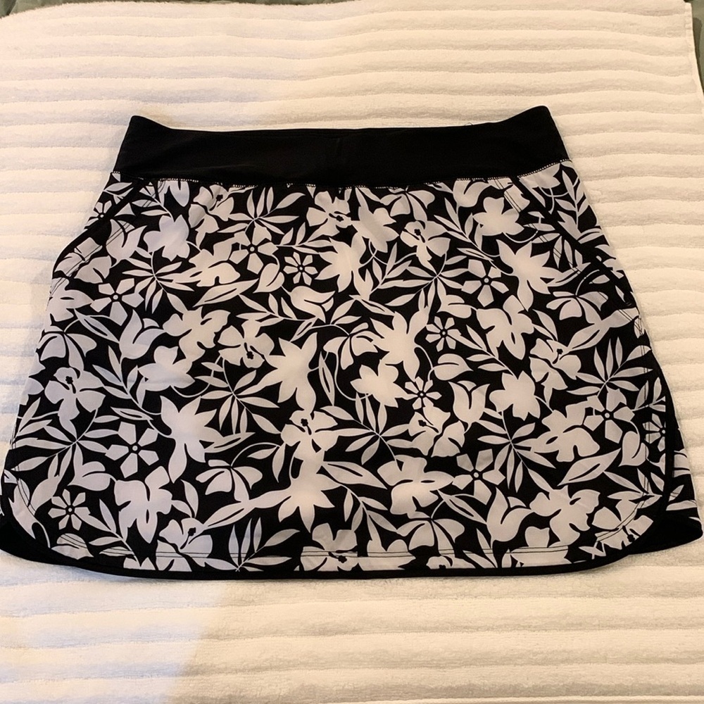 NWOT Lands End Womens Skort. Has black shorts with hygienic liner in place. 12. 